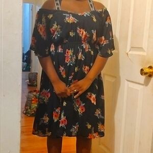 I'm selling this dress because I'm currently going through all my old clothes.